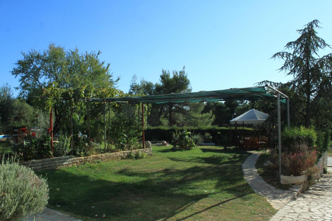 Apartments With A Swimming Pool Pula - 7356 Екстер'єр фото